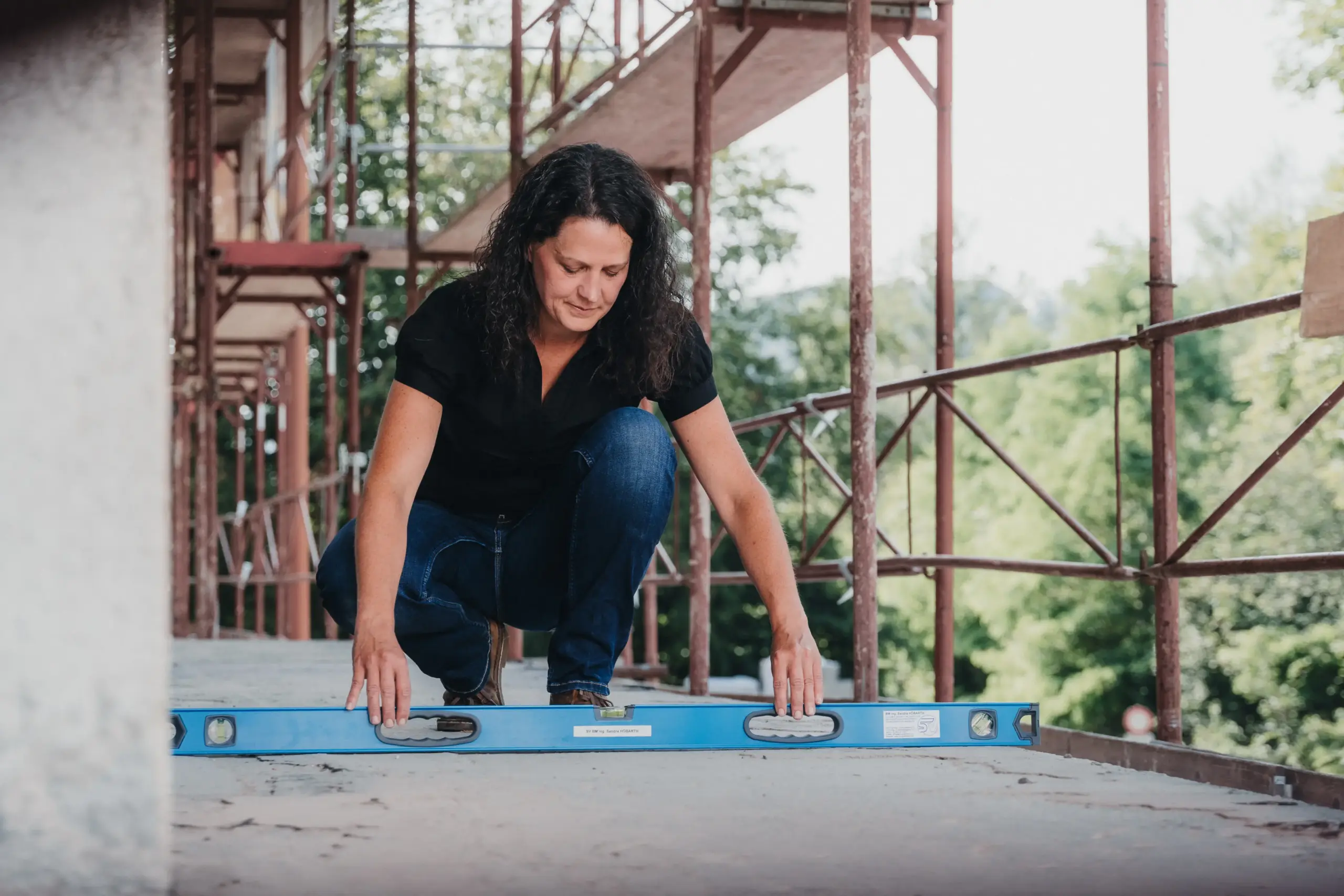 sandra-hoebarth-mit-wasserwaage-messen sandra-hoebarth-mit-wasserwaage-messen